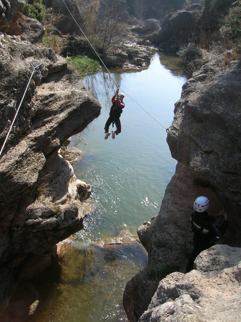 persona tirant-se en tirolina