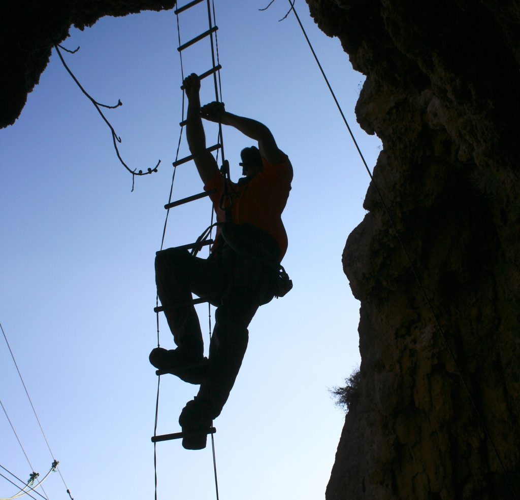 noi pujant escala de cordes