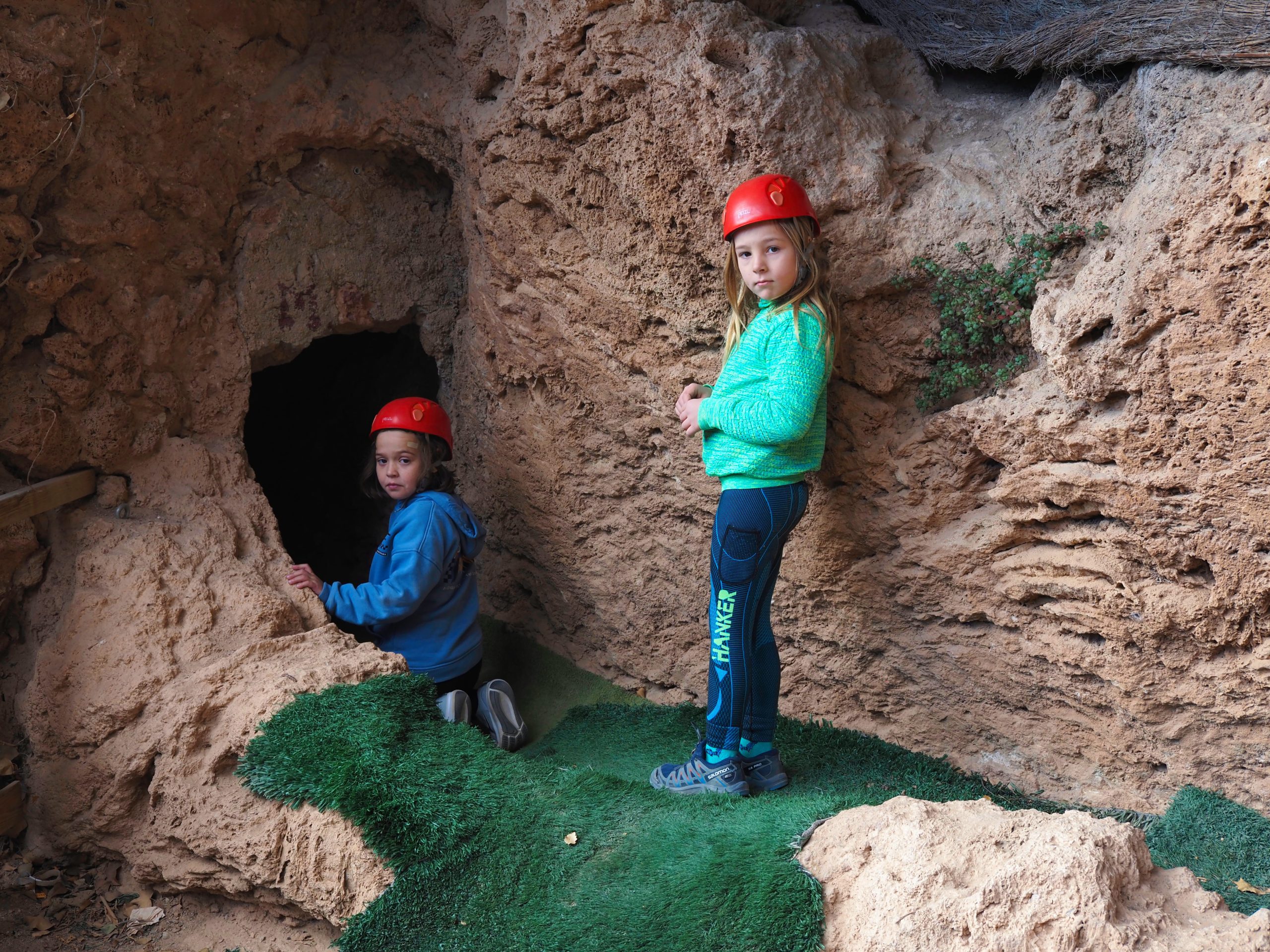 nenes entrant a unes grutes