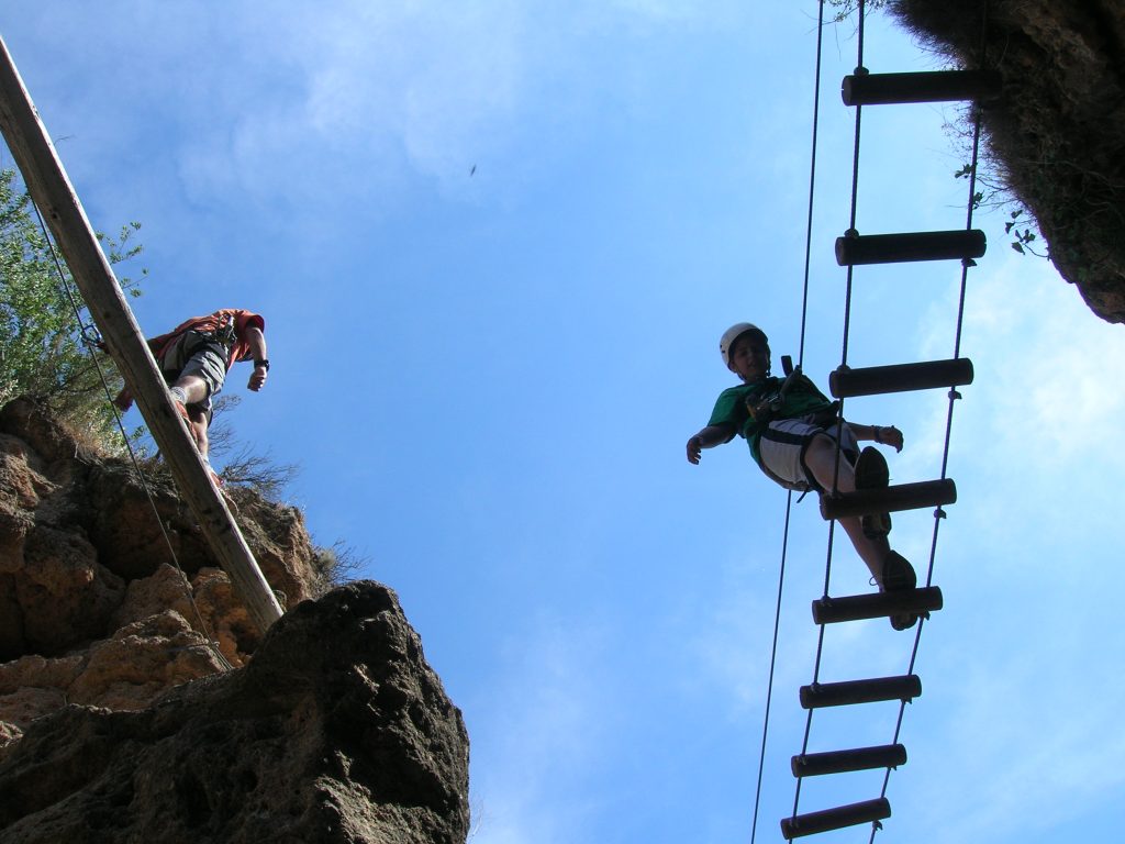 persona sobre cordes