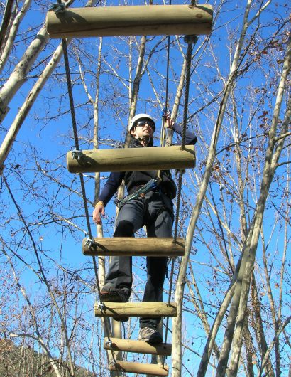 noi passant per sobre d'un pont de cordes