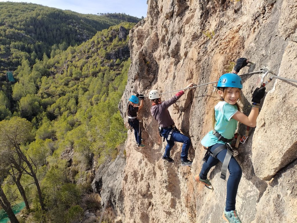 nens escalant una roca